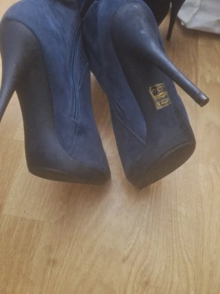 Botines azules de mujer con adorno floral