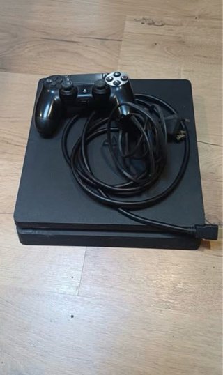 PS4 (PlayStation 4) Negra + Mando y Cables