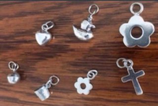 Colgantes de plata variados.