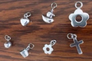 Colgantes de plata variados.
