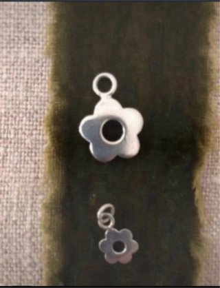 Colgantes de plata variados.