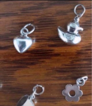 Colgantes de plata variados.