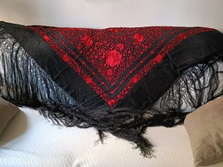 Mantón de Manila Seda Negro y Rojo