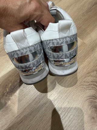 Zapatillas Michael Kors Plata y Blanco