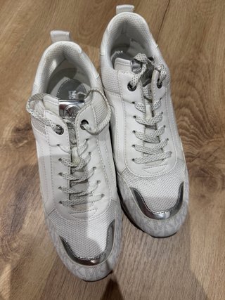 Zapatillas Michael Kors Plata y Blanco