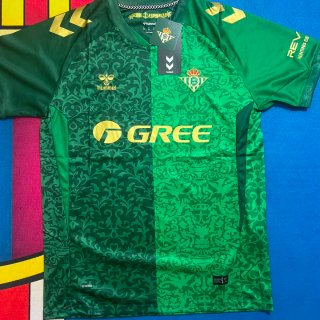 Camiseta deportiva rayas azules y blancas