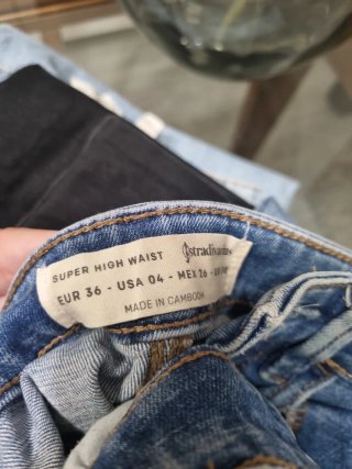 6 Pantalones vaqueros chica beige y azul y negros