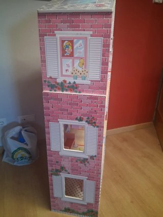 Casa de muñecas de madera