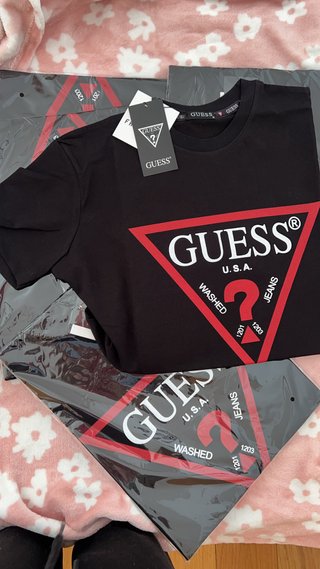Camiseta Guess Negra Logo Triángulo