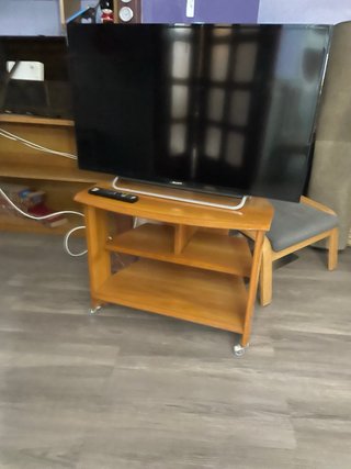 Mesa para TV de madera con ruedas