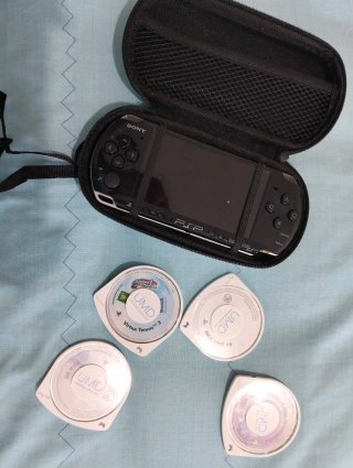PSP Negra 2012 con Estuche y Juegos