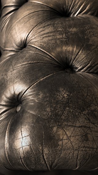 Sofà Chesterfield britannico in pelle grigio fumo