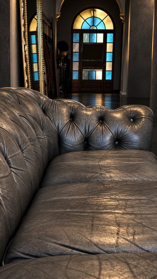 Sofà Chesterfield britannico in pelle grigio fumo