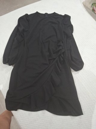 Vestido negro con volantes