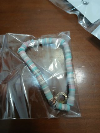 Pulsera multicolor con cierre dorado