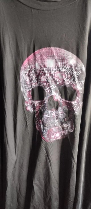 Camiseta negra con calavera rosa
