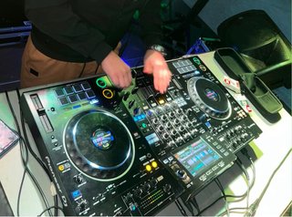 Pioneer XDJ-XZ + Flightcase con ruedas