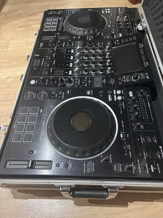 Pioneer XDJ-XZ + Flightcase con ruedas