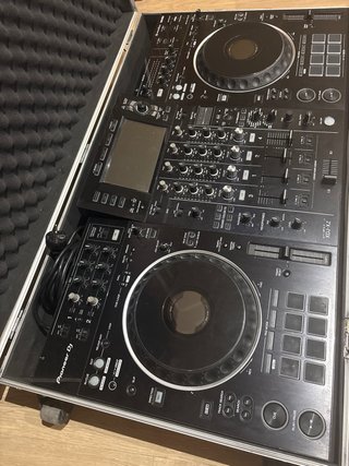 Pioneer XDJ-XZ + Flightcase con ruedas