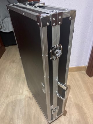 Pioneer XDJ-XZ + Flightcase con ruedas