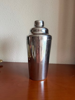 Coctelera de metal plateada