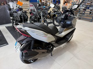 Kimco Xciting VS 400 Maxi Scooter