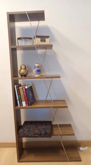 Estantería de madera y metal