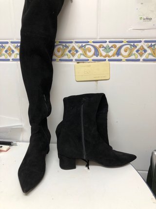 Botas altas ante negro