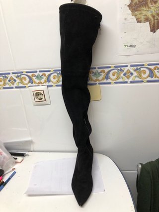 Botas altas ante negro