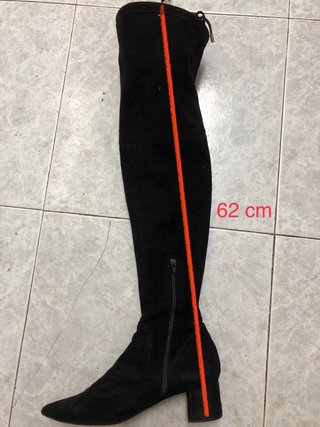 Botas altas ante negro