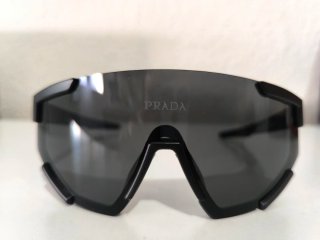 Gafas de sol Prada negras y rosas