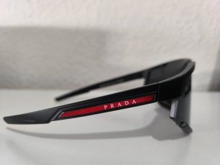 Gafas de sol Prada negras y rosas