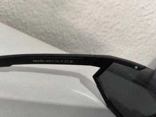 Gafas de sol Prada negras y rosas