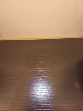 Cómoda de madera oscura con 4 cajones