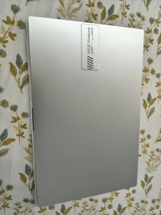 Ordenador portátil ASUS plateado