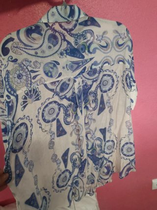 Camisa blanca y azul con pedrería