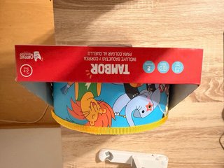 Tambor infantil con baquetas y correa
