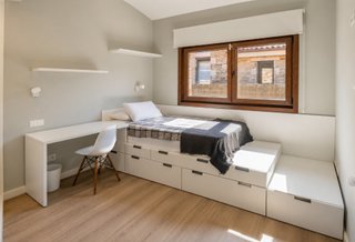 Dormitorio completo: cama con cajones y escritorio