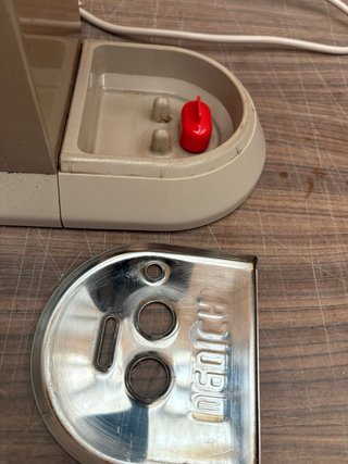 AVERIADO Cafetera De'Longhi Dedica Arte Beige