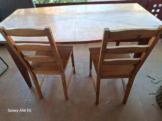 Mesa extensible y 4 sillas de madera