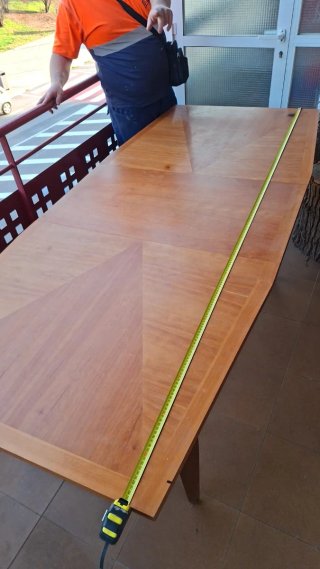 Mesa extensible y 4 sillas de madera