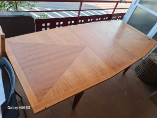 Mesa extensible y 4 sillas de madera