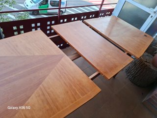 Mesa extensible y 4 sillas de madera