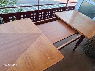 Mesa extensible y 4 sillas de madera