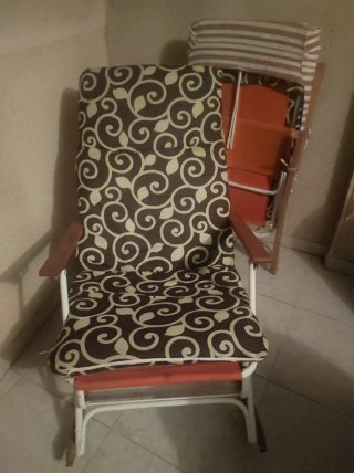 Mecedora vintage plegable y reclinable.