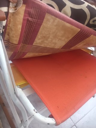 Mecedora vintage plegable y reclinable.