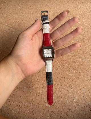 Reloj Tommy Hilfiger Cuadrado Correa Roja