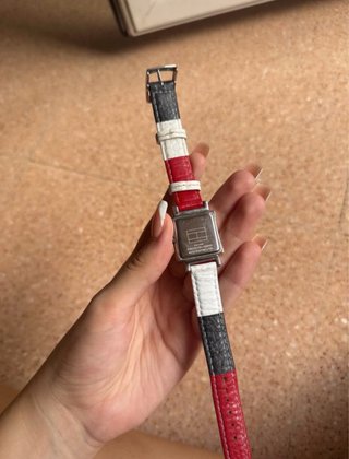 Reloj Tommy Hilfiger Cuadrado Correa Roja
