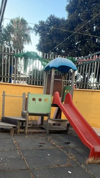 Parque infantil con tobogán rojo