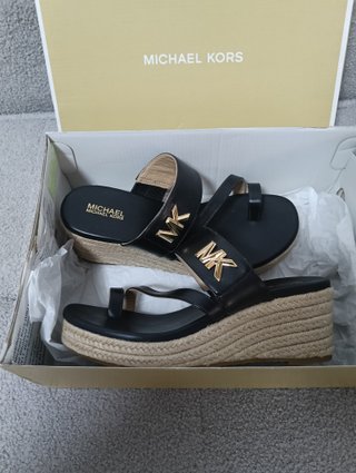 Sandalias Michael Kors Negras Doradas